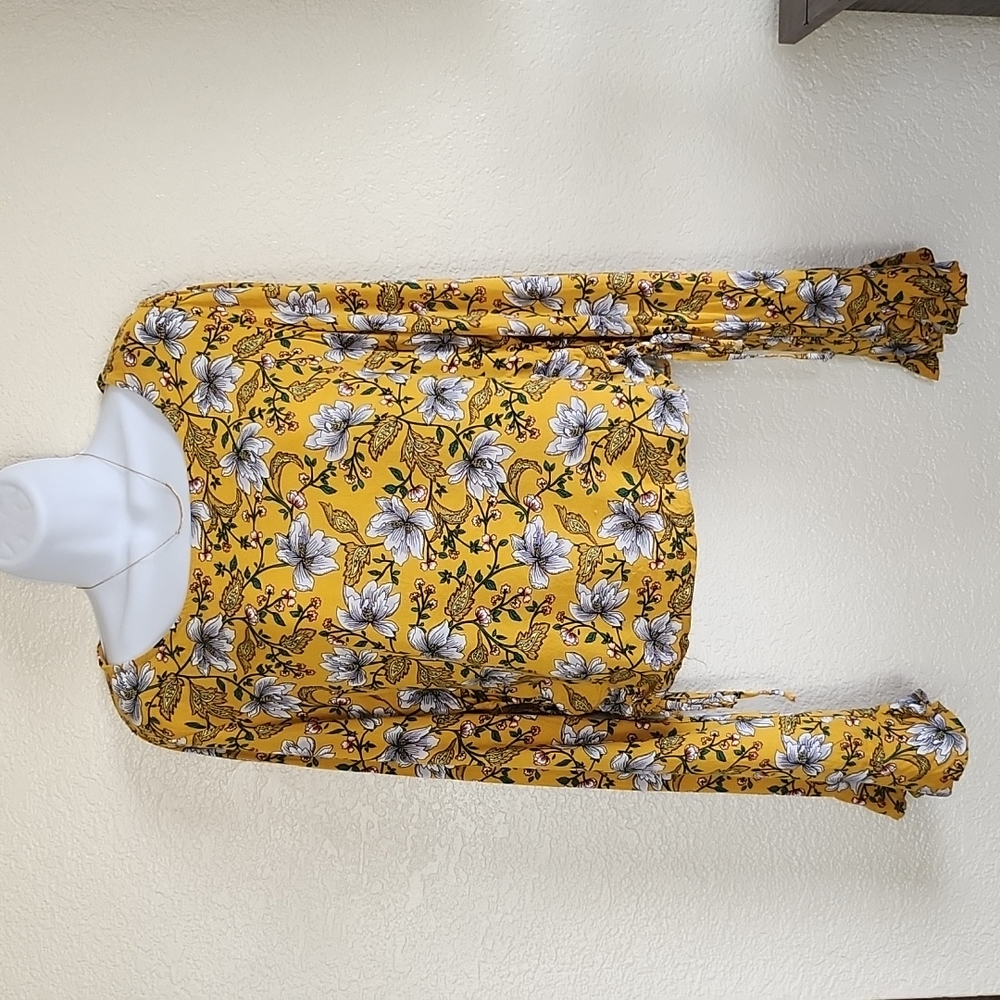 CHARLOTTE RUSSE BELL SLEEVE FLORAL BLOUSE SIZE M